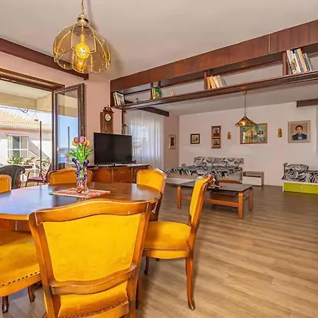 1 Bedroom Awesome In Appartement *
