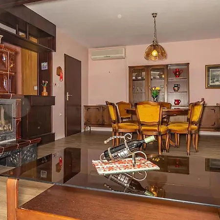 Appartement 1 Bedroom Awesome In Crikvenica